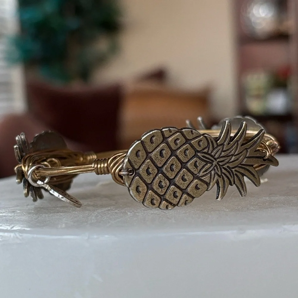 Bourbon & Bowties Gold Tone Pineapple Wire 7.5” Bangle Bracelet Tropical Fruit